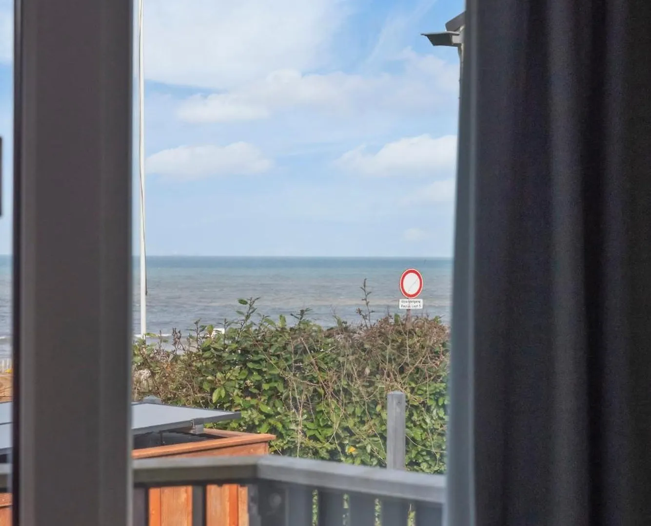 Coastal Inn 잔드보르트 0*,